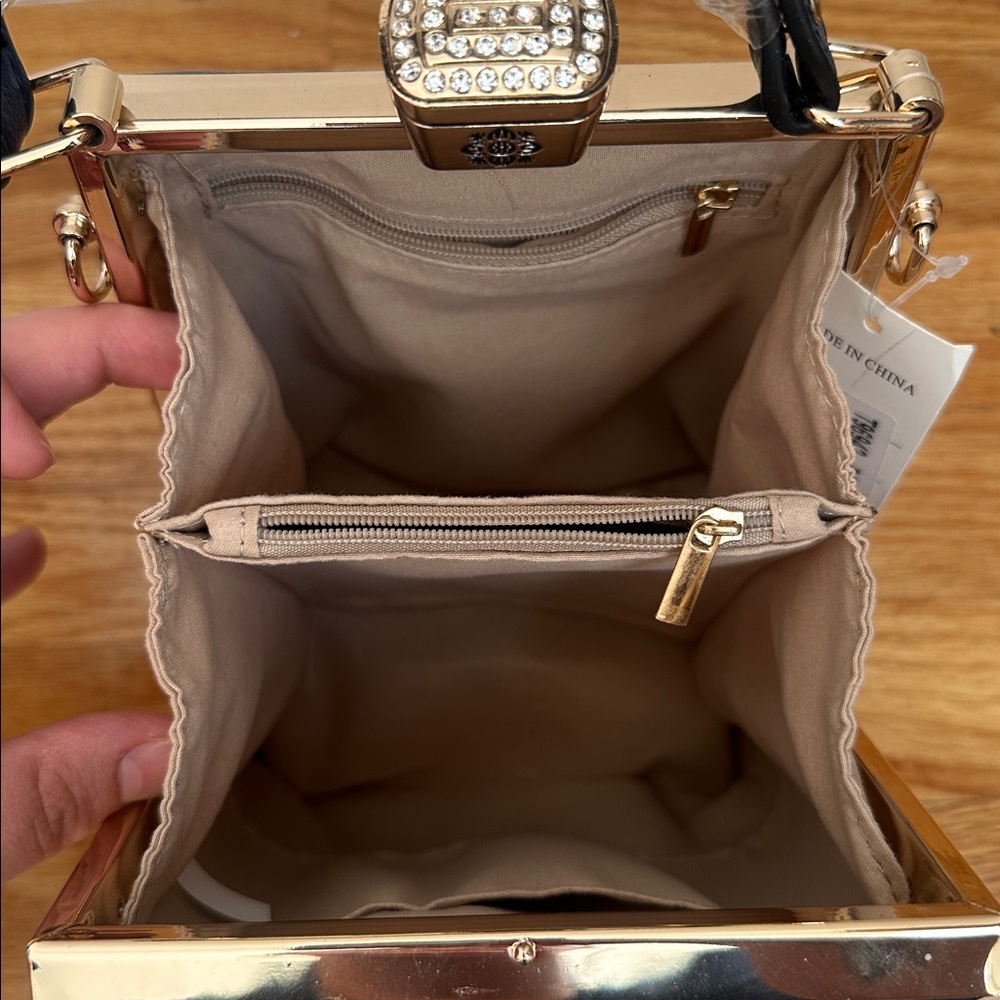 Elegant Navy Bag with Gold Detailing - Picture 6 of 7